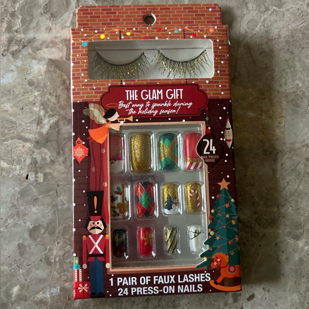 PRESS-ON NAILS WITH 1 PAIR OF FAUX LASHES